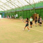 大きなインドアコートでゆったりテニス