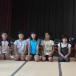 背筋を伸ばして