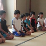 軽く目を閉じて