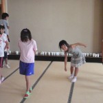 目を開けないで、バランスとって！